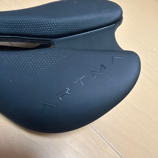 辻善光氏監修 ARTMA 自転車用サドル カーボンレール ブラックの通販は