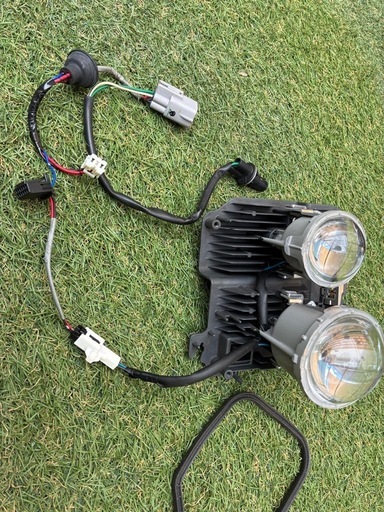 プリウス運転席側のLEDヘッドライトの中身