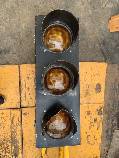 鉄道？三灯式　信号機