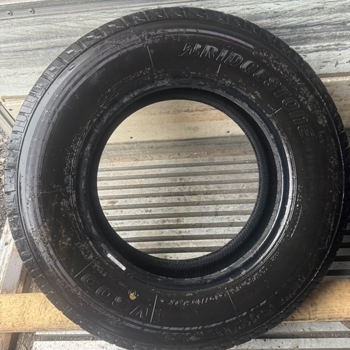 バリ山　BRIDGESTONE V600 195/80R15 107/105L LT 夏タイヤ　2024年製　15インチ　2本