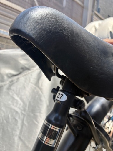 SWARM シティバイク 27インチ 外装6段変速 オートライト付き ブラック　自転車お問合せ者様と打ち合わせ中
