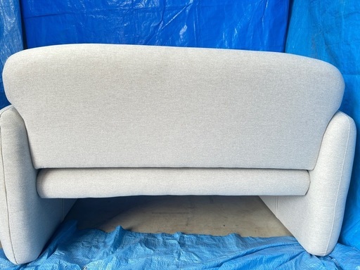 【美品】コンパクトな2人掛け布張りソファ（グレー・横幅130cm）／シミ・毛羽立ち・ヘタリほぼなし