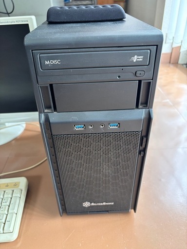 デスクトップパソコン、モニター、キーボード