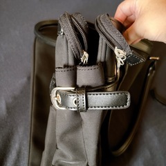 ビジネスバッグ ブラック 多機能収納 シンプルの画像