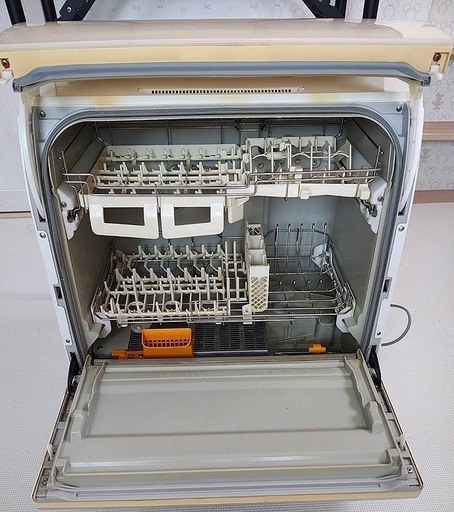 【動作品】Panasonic パナソニック 電気食器洗い乾燥機 NP-TR8 付属品完備 [送料無料]