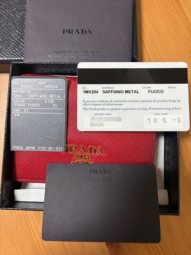 PRADA 赤　２つ折り財布
