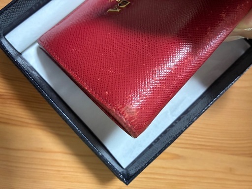 PRADA 赤　２つ折り財布
