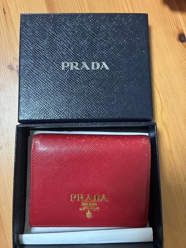 PRADA 赤　２つ折り財布