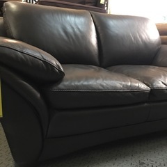 値下げしました！　￥22980-→￥19980-　ジャングルジャングル貝塚店　2人掛け　2人用　ソファー　本皮　皮生地　東京インテリア　中古　ダークブラウン　快適　肘置き　インテリア　家具　中古　貝塚市　二色浜の画像