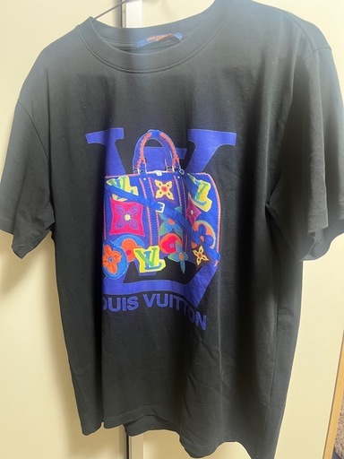 LOUIS VUITTONロゴ入りTシャツ