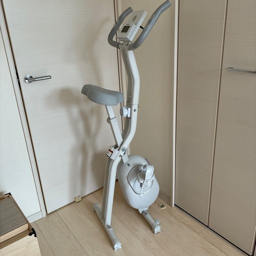 【お取引先決定】フィットネスバイク　エアロバイク  トレーニングバイク　静音　折りたたみ　ホワイト　白　ジム　トレーニング　運動　筋ト