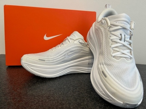 美品NIKE ボメロプラス ランニングシューズ ホワイト 28.5cm