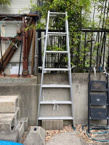 兵庫県 宝塚市の脚立の中古が安い！激安で譲ります・無料であげます 《6月27日 13:00受付終了により最終値下げ》 お買得　早い者勝ち】　長谷川工業アルミ製脚立　2m