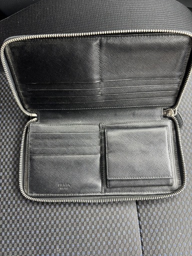 プラダ　ジッピー長財布