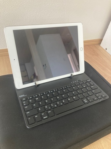iPad 第5世代 128GB Silver 　キーボード　バッグ付