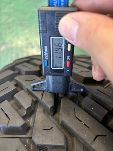 デリカ使用　16インチ 235/70R16 110/107 ブロックタイヤ