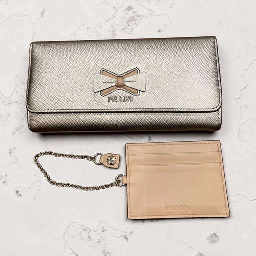 PRADA プラダ 財布 長財布 レザー パスケース付き シルバー (はるひ