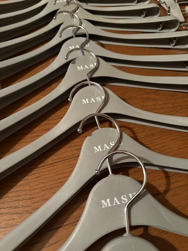 MASU ブランドハンガー 18本まとめ売り 楽天市場】【SNS話題/意匠権取得】 楽天1位 天板付き スラックス 