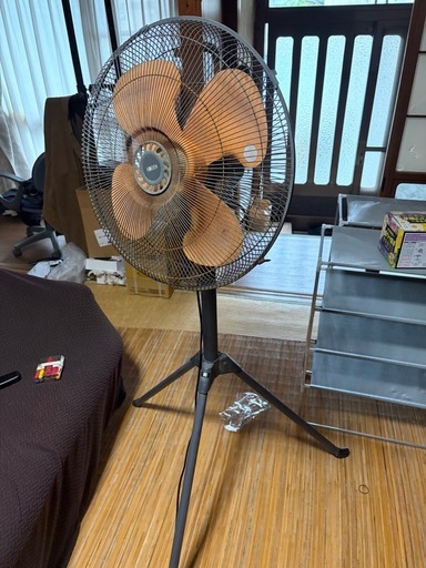 草刈り機2台、大型扇風機、携行缶