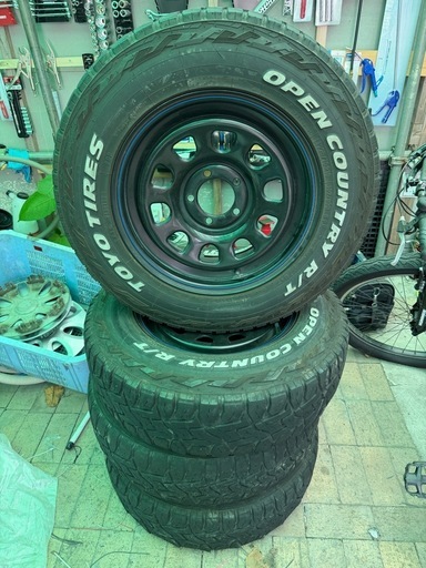 TOYO TIRESのOPEN COUNTRY R/Tタイヤとホイールのセットです。画像には4本写っており、オフロード走行に適したデザ