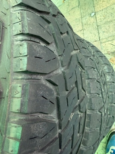 TOYO TIRESのOPEN COUNTRY R/Tタイヤとホイールのセットです。画像には4本写っており、オフロード走行に適したデザ