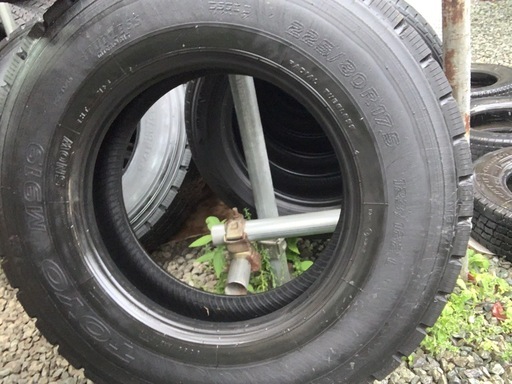 225/80R17.5 BS、TOYO 再生タイヤ２本