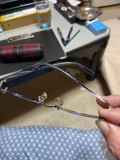 遠近両用メガネ　　上は、近眼、下を見ると老眼。パープル