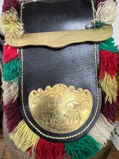 ●特大！鐘鈴「cowbell (カウベル)」 家畜の首につける 牛鈴 (顔の大きさぐらい)　スイスの伝統民芸品 響き渡る重低音！