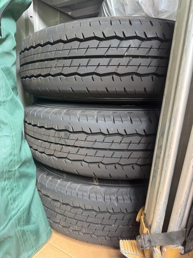 トヨタハイエース　純正タイヤ＆純正
ホイール