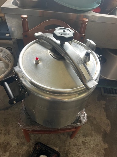 話し中 大型アルミ製圧力鍋 業務用 大型 圧力鍋 アルミ製 飲食店 厨房 両手鍋 40L