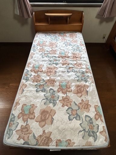シングルベッド 収納棚・照明付き 100×220cm 木製ベッド マットレス付 2台あります