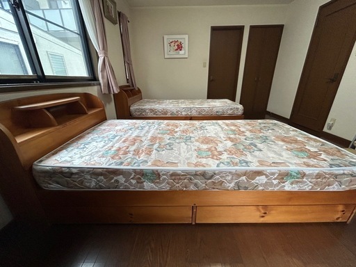 シングルベッド 収納棚・照明付き 100×220cm 木製ベッド マットレス付 2台あります