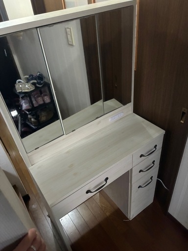 大幅値下げ‼️】三面鏡ドレッサー (おしゅし) 稲荷山公園のドレッサー