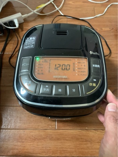 冷風機(未使用)、扇風機、電子レンジ、炊飯器、テレビ(たまに消える)、扇風機、冷凍冷蔵庫、プリンター、アイロン、コタツ