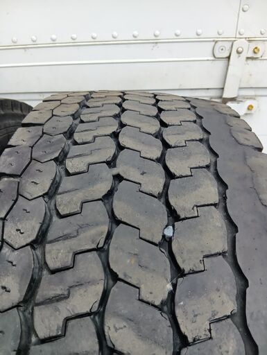 大型用扁平タイヤ　ヨコハマタイヤ　ZEN902ZE スタッドレス　275／70R 22.5  148／145J