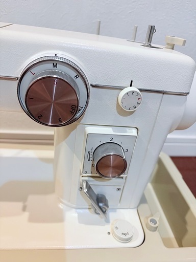 【動作確認済】JANOME/ジャノメ ミシン モデル802 刺繍カム・付属品多数付き（ケース蓋の持ち手のみ難あり）
