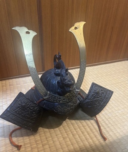 装飾的な黒金の兜