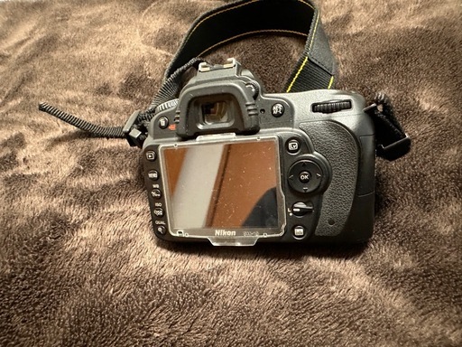 【Nikon D90 AF-S DX NIKKOR 18-105mm】 Nikon D90 Digital SLR Camera with AF-S Nikkor 18-105mm Lens - SEE 
