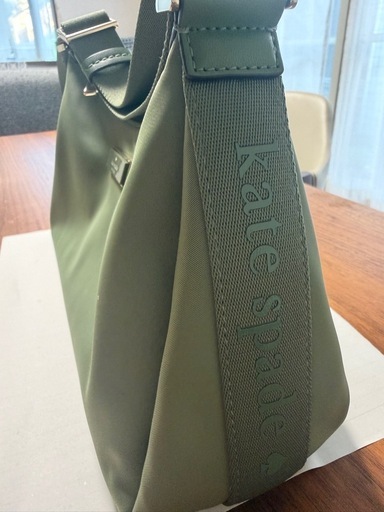 新品未使用　限定色kate spadeカータースモールショルダーバッグ シダーグリーン