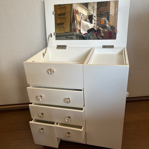 キャスター付きドレッサー。一面鏡