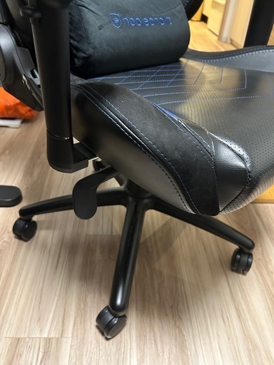     noblechairs ゲーミングチェア