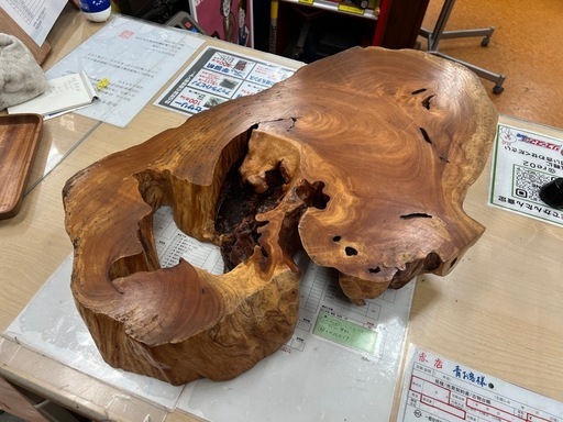 ●大型！高級木材 欅 (ケヤキ) 輪切り大変立皮  花台 (敷台・飾り台)　自然が作り出した有機的な形状！ 鮮やかで力強い木目と色艶！