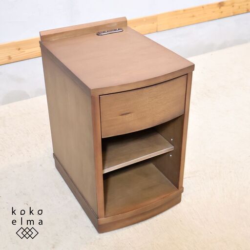 IDC大塚家具にて取り扱われていたナイトテーブルです。天板に備え付けられたコンセントは、テーブルライトを置いたりスマートフォンの充電な