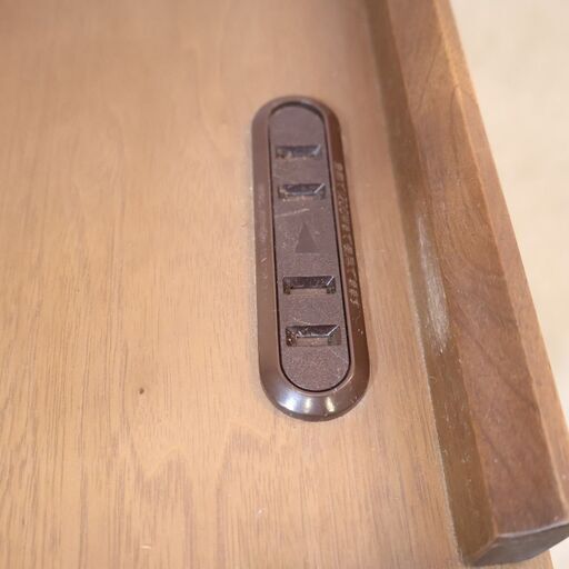 IDC大塚家具にて取り扱われていたナイトテーブルです。天板に備え付けられたコンセントは、テーブルライトを置いたりスマートフォンの充電な ベッドを快適にする機能性に富んだベッドサイドテーブル｜大塚家具 