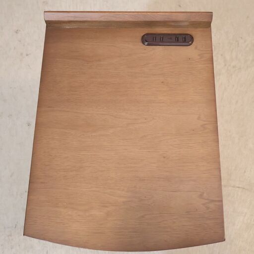 IDC大塚家具にて取り扱われていたナイトテーブルです。天板に備え付けられたコンセントは、テーブルライトを置いたりスマートフォンの充電な