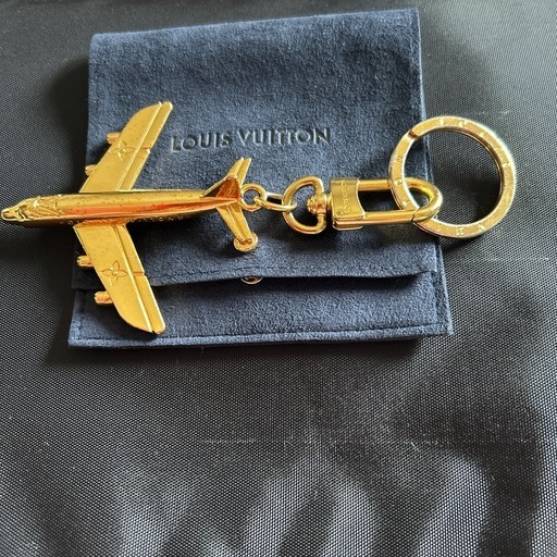 ルイ・ヴィトンのLVプレーン・キーホルダー。ゴールド飛行機にフラワーが刻印。7/10迄の出品です。
