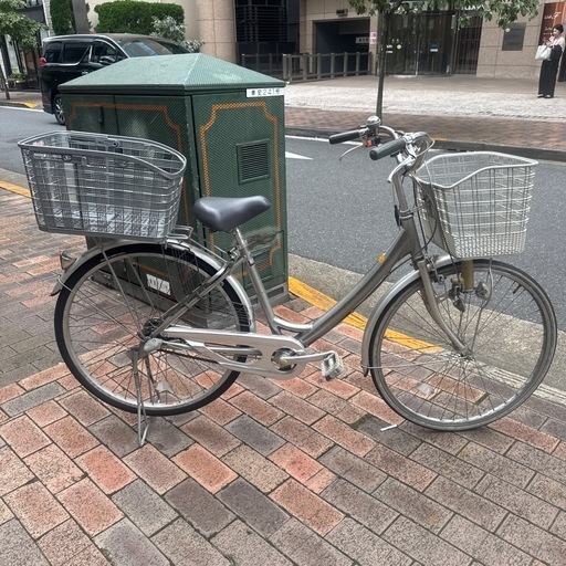 大人用自転車　軽量アルミフレーム　26インチ　3段ギア、ライト付き、鍵付き　シルバー
