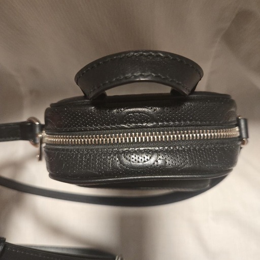 GUCCI GGエンボス ショルダーバッグ ブラック658553

