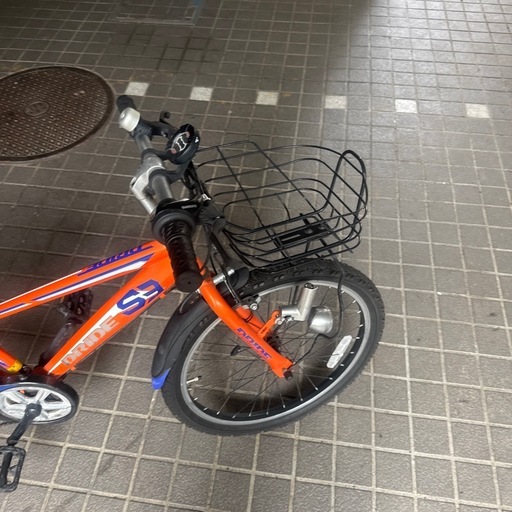 子供用自転車　22インチ　マウンテンバイク　6段ギア、鍵付き、ライト付き、前カゴ付き　オレンジ