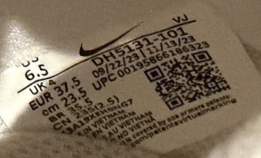 新品タグ付　NIKE 　23.5cm